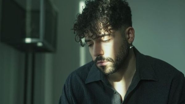 المغني الإيراني شروين حاجي بور