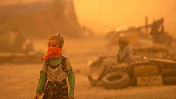 عاصفة رملية تجتاح مخيما للنازحين شمال سوريا