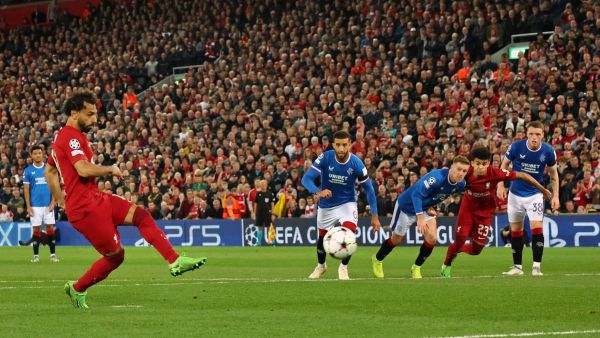 صلاح (يسار) يقود ليفربول لانتصار مهم على رينجرز (المصدر: أ ف ب)