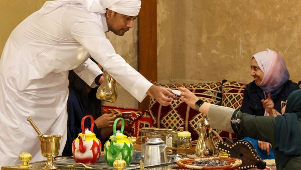 قالت الحكومة القطرية ان هذا القرار تفاديا للاكتظاظات في الطرقات اثناء فترة المونديال 