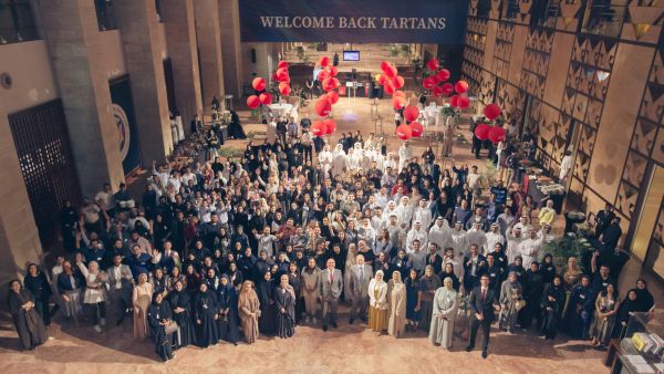 رئيس الجامعة وعميد كارنيجي ميلون في قطر رحبا بأكثر من 350 خريجاً خريجون من 15 دفعة يعودون إلى جامعة كارنيجي ميلون في قطر في لقاء لم الشمل