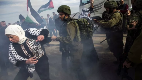 Palestinians scuffle with Israeli soldiers