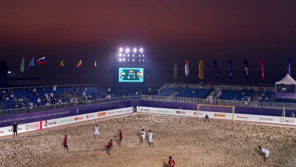 تبدأ المباريات في الساعة 4:00 مساء حيث يلتقي منتخب الولايات المتحدة الأمريكية مع منتخب اليابان، ويلتقي منتخبنا الوطني مع منتخب إسبانيا في الساعة 05:15 مساء بطولة كأس طيران الإمارات للقارات لكرة القدم الشاطئية تنطلق اليوم (الثلاثاء)