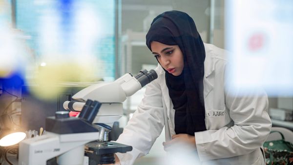 شماء النيادي باحثة من جامعة الإمارات تحقق اكتشافاً علمياً جديداً في الدولة