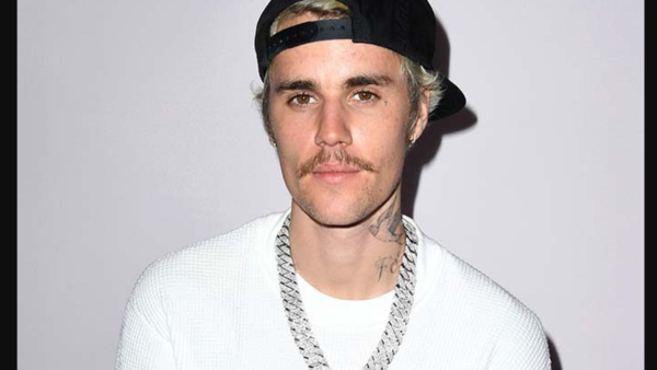 Justin Bieber Pees in Public Pictures 