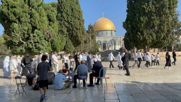 مئات المستوطنين يقتحمون ساحات المسجد الأقصى