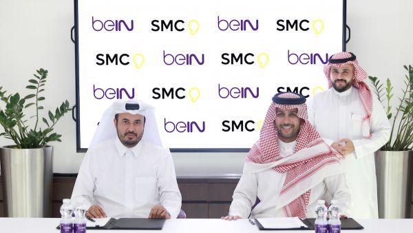 السيّد محمد السبيعي، الرئيس التنفيذي لـ beIN الشرق الأوسط وشمال أفريقيا، والسيد محمد بن عبدالإله الخريجي، رئيس مجلس إدارة شركة SMC. (المصدر: مجموعة بي إن الإعلامية)