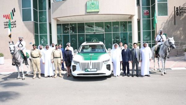 شرطة دبي تضيف سيارة فارهة إلى اسطولها