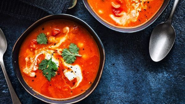 شوربة الحمص المدخن مع الاعشاب واللبن
