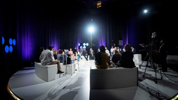 يناقش الخبراء والطلاب فكرة توظيف علماء الوراثة للتقنيات المتطورة لتقليل احتمالية الإصابة بالإعاقة مناظرات الدوحة التابعة لمؤسسة قطر تناقش استخدام الهندسة الوراثية للحدّ من الإعاقة