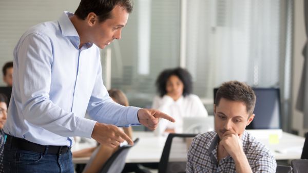 4 أسباب تجعل الموظفين لاتباع تعليمات المديرين ‏السيئين