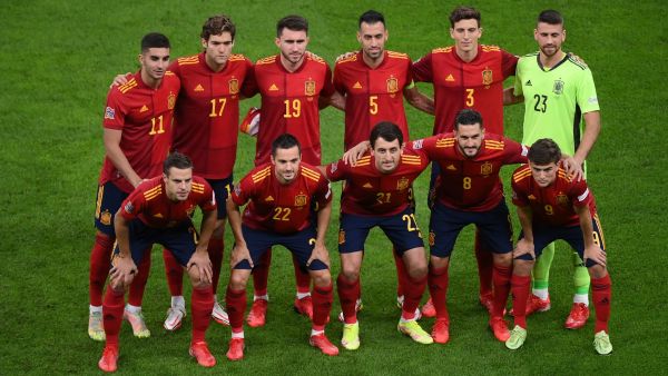 Spain players pose prior to the UEFA Nations League semifinal football match between Italy and Spain at the San Siro (Giuseppe-Meazza) stadium in Milan, on October 6, 2021. (Photo by Marco BERTORELLO / POOL / AFP)
