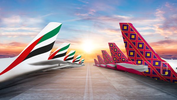 ترتبط طيران الإمارات حالياً باتفاقيات مشاركة بالرمز مع 26 ناقلة جوية وشركتي سكة حديد، بالإضافة إلى 110 شركاء إنترلاين في جميع أنحاء العالم. طيران الإمارات تُفعّل اتفاقية المشاركة بالرمز مع باتيك إير الإندونيسية