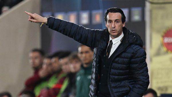 المدرب الجديد أوناي إيمري يقود فيلا للتغلب على مانشستر يونايتد (المصدر: أ ف ب)