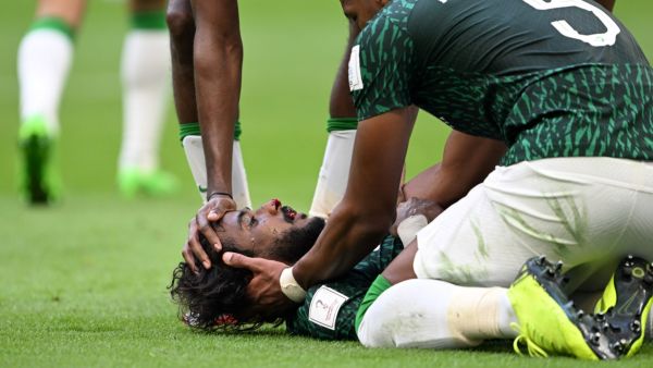 ياسر الشهراني بعد تعرضه للإصابة (المصدر: أ ف ب)