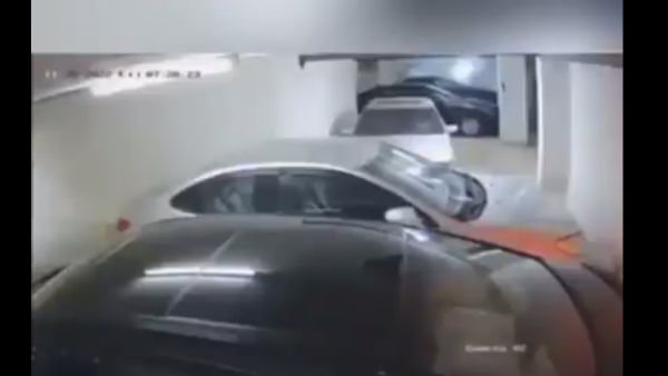 انفجار بطارية سيارة في عمان