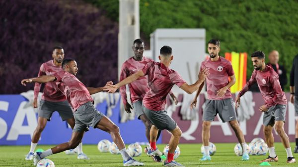 جانب من تدريبات منتخب قطر لمواجهة السنغال (المصدر: أ ف ب)
