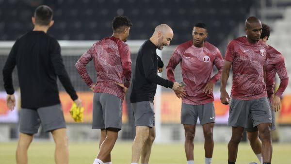 قطر في مهمة صعبة للعبور من المجموعة الأولى (المصدر: أ ف ب)