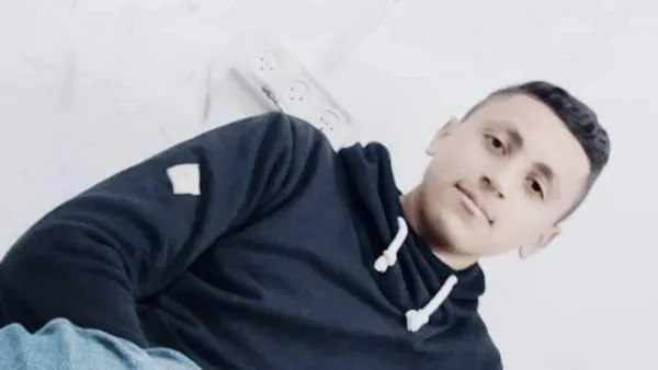 منفذ عملية الطعن بمستوطنة أريئيل هو الشهيد محمد مراد سامي صوب (19 عامًا) من بلدة حارس قضاء سلفيت، ووالده أسير سابق من حركة فتح.