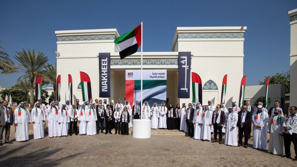 "نخيل" ترفع علم الدولة احتفالاً بالذكرى العاشرة لـ"يوم العلم"