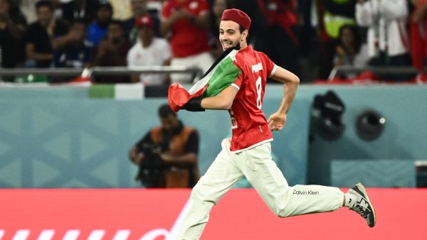 المشجع يرفع علم فلسطين (المصدر: أ ف ب)