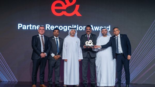 شركة أيه جي إنجينيرينغ تحصد جائزة أفضل تسليم لمشروع من شركة "اتصالات من e&"