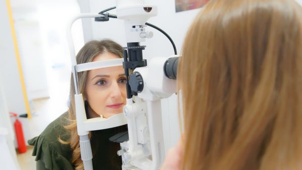 إعتام عدسة العين اكتشافه وأعراضه وعلاجه