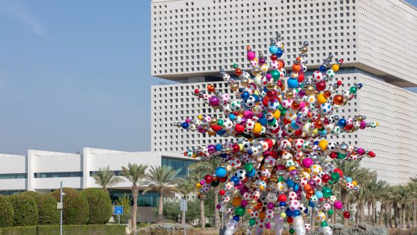 العمل الفني "معًا" يرحب بالزائرين في المنطقة الخضراء بالمدينة التعليمية أحدث الأعمال الفنية في مؤسسة قطر تحتفي باستعدادات الدولة لاستضافة كأس العالم FIFA قطر 2022™