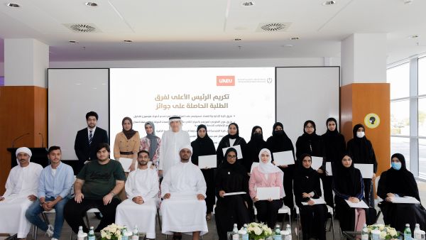 الرئيس الأعلى لجامعة الإمارات يلتقي بالطلبة الفائزين في الفصل الدراسي الثاني 2021 - 2022 م