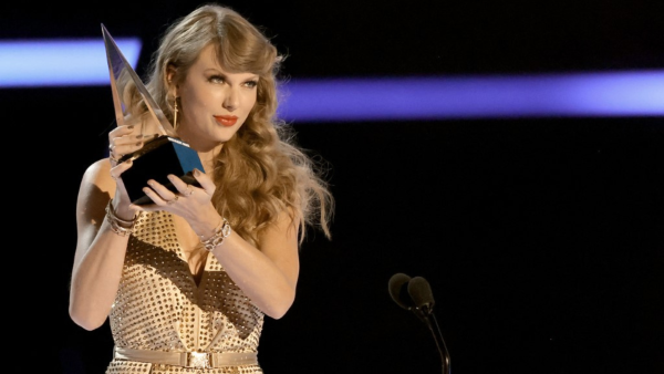 Taylor Swift makes history at the AMAs