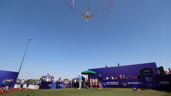 طائرة الإمارات A380 وفريق "السهام الحمراء" في أجواء دبي