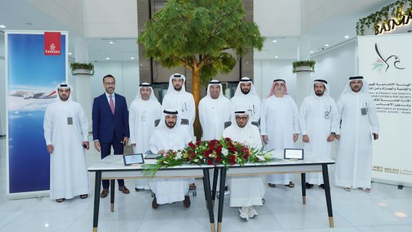 "طيران الإمارات" و"إقامة دبي" توقعان اتفاقية تعاون لتسريع إجراءات السفر بمطار دبي الدولي