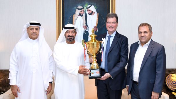 سمو الشيخ أحمد بن سعيد آل مكتوم يتسلم كأس بطولة الأندية العربية للسيدات 2022 من رئيس نادي بيروت لكرة السلة