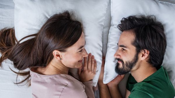 حديث الوسادة مع الشريك: 5 فوائد نفسية وجسدية