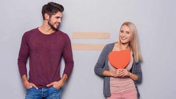 6 مؤشرات على أنها معجبة بك