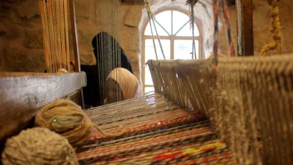 الحياكة بالنول في الأردن.. تراث يصارع التكنولوجيا