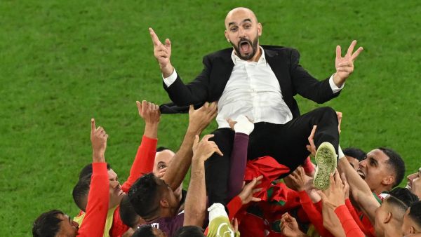 لاعبو المغرب يحتفلون مع الركراكي بالتأهل التاريخي (المصدر: أ ف ب)