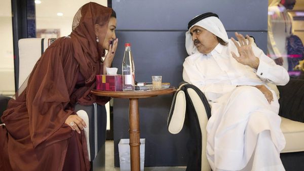 الشيخ حمد مع زوجته الشيخة موزا