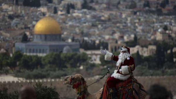 بابا نويل بالقدس ينشر السعادة على ظهر جمل
