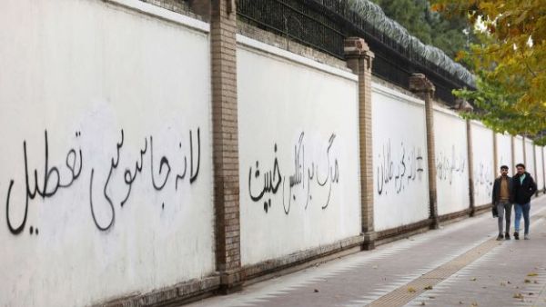 كتابات معادية على سور سفارة بريطانيا بطهران