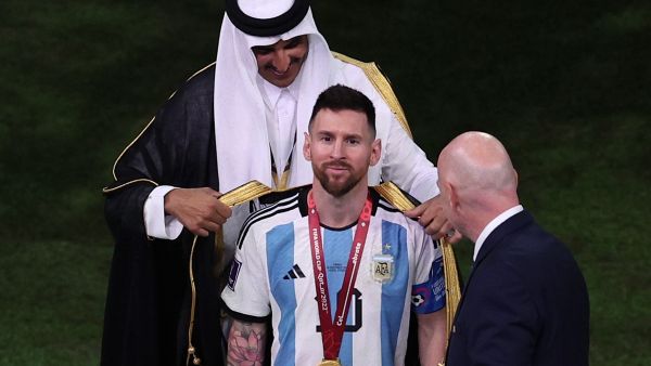 الشيخ تميم بن حمد يقدم البشت للأسطورة ميسي