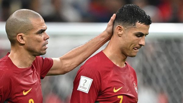 بيبي (يسار) يواسي زميله كريستيانو رونالدو (المصدر: أ ف ب)