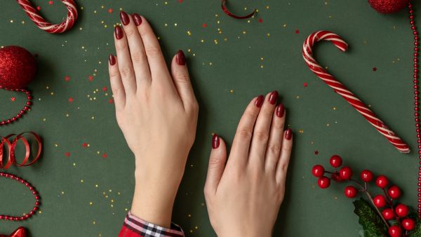 قواعد ذهبية لطلاء الأظافر في عيد الكريسماس