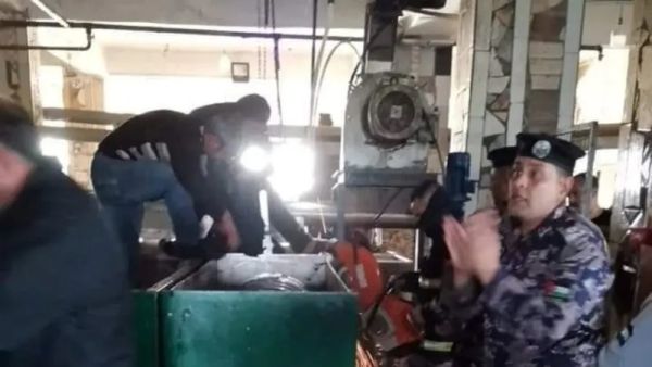 محاولة إنقاذ الشاب من داخل معصرة الزيتون