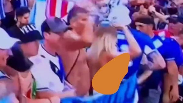 مشجعة عارية الصدر تثير ضجة مباراة الأرجنتين وفرنسا