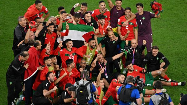 لاعبو منتخب المغرب يرفعوت علم فلسطين بعد تخطي إسبانيا (المصدر: أ ف ب)