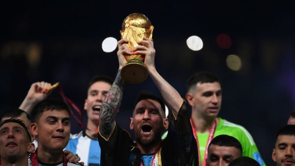 ميسي يتوج مسيرته بلقب كأس العالم 2022 (المصدر: أ ف ب)