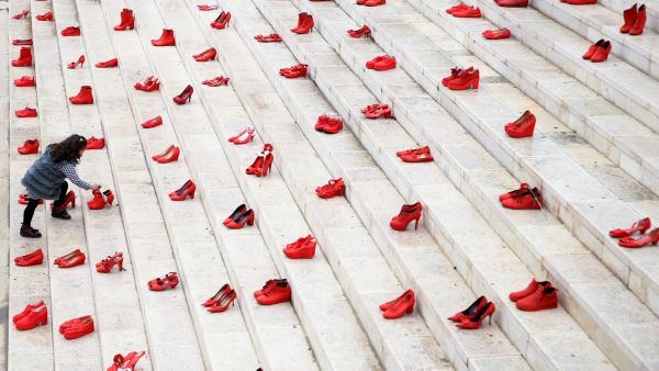 Red shoes against violence 