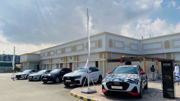 موديلات أودي متاحة للعرض وتجربة القيادة في معرض المتميزة للسيارات الكائن في مرتفعات الفردان في غلا. وتشغل المتميزة للسيارات ثلاثة طوابق مصممة وفقا للمعايير العالمية وهوية الشركة أودي عمان تقيم شراكة مع الطيران العماني كجزء من برنامج التفاهم المؤسسي