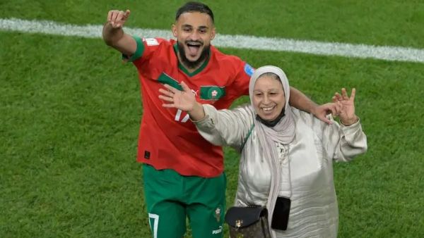 سفيان بوفال يحتفل مع والدته في استاد الثمامة المونديالي